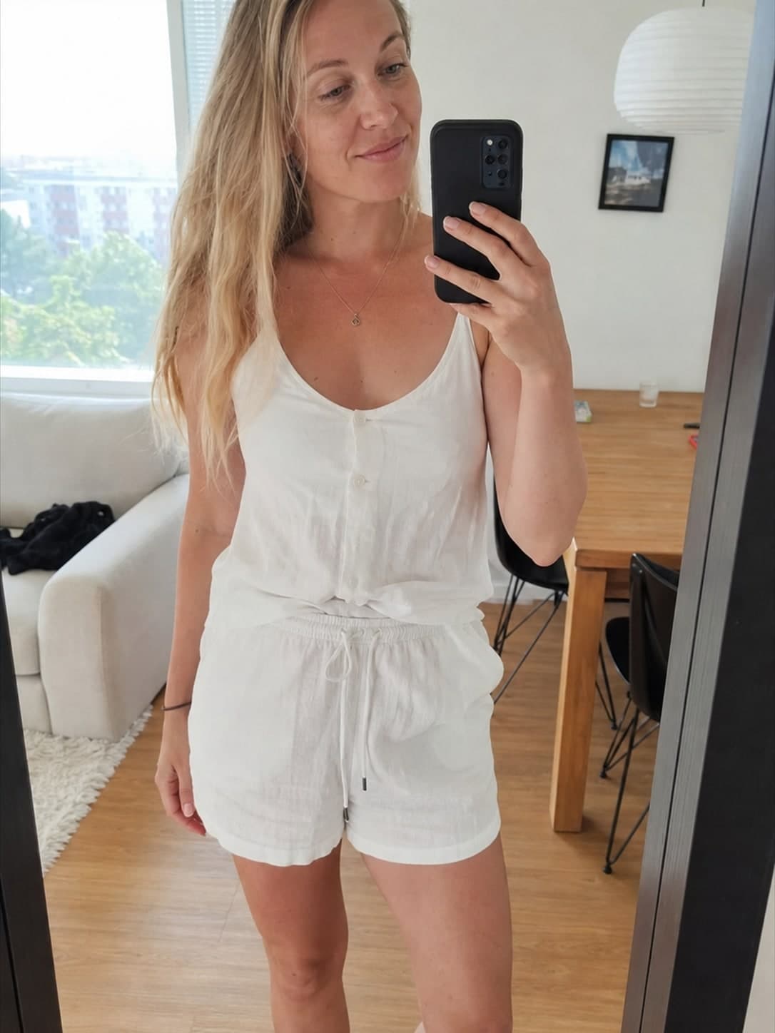 Nelli, 33